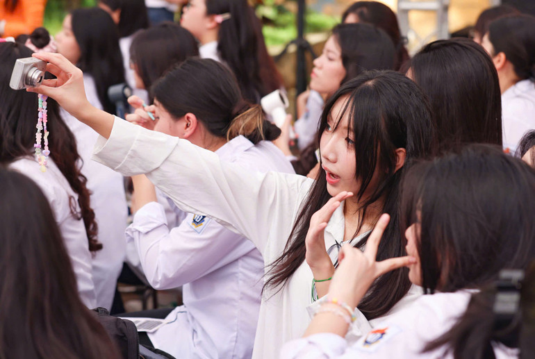 Học trò lớp 12 cùng nhau lưu giữ những kỷ niệm về bạn bè, thầy cô, mái trường trong lễ bế giảng năm học 2024-2025 Học trò lớp 12 cùng nhau lưu giữ những kỷ niệm về bạn bè, thầy cô, mái trường trong lễ bế giảng năm học 2024-2025