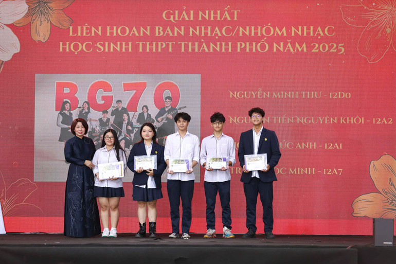 Học sinh Thủ đô không chỉ học giỏi mà còn tài năng và nhiệt huyết trong các hoạt động ngoại khoá. Trong ảnh: Những học sinh của Trường THPT Việt Đức đạt giải tại Liên hoan ban nhạc, nhóm nhạc học sinh THPT thành phố năm 2025. Học sinh Thủ đô không chỉ học giỏi mà còn tài năng và nhiệt huyết trong các hoạt động ngoại khoá. Trong ảnh: Những học sinh của Trường THPT Việt Đức đạt giải tại Liên hoan ban nhạc, nhóm nhạc học sinh THPT thành phố năm 2025.