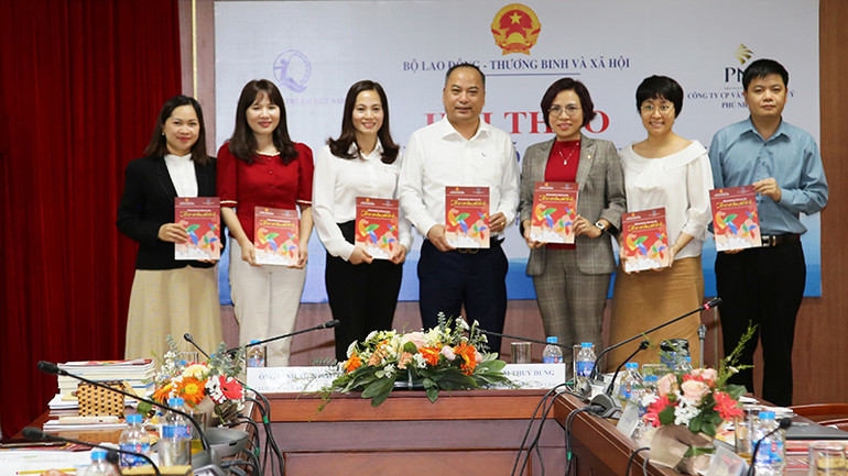 Đại diện Quỹ Bảo trợ trẻ em Việt Nam và nhóm tác giả biên soạn tài liệu “Hỗ trợ hành vi tích cực cho trẻ có rối loạn phổ tự kỷ”. (Ảnh: NFVC)