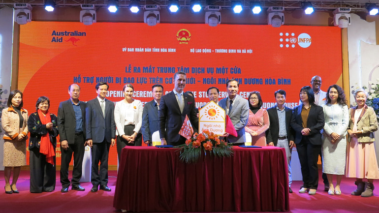 Trưởng đại diện UNFPA tại Việt Nam Matt Jackson bàn giao công tác vận hành Ngôi nhà Ánh Dương tại Hòa Bình cho đại diện Sở Lao động-Thương binh và Xã hội tỉnh Hòa Bình. (Ảnh: NGÂN ANH)