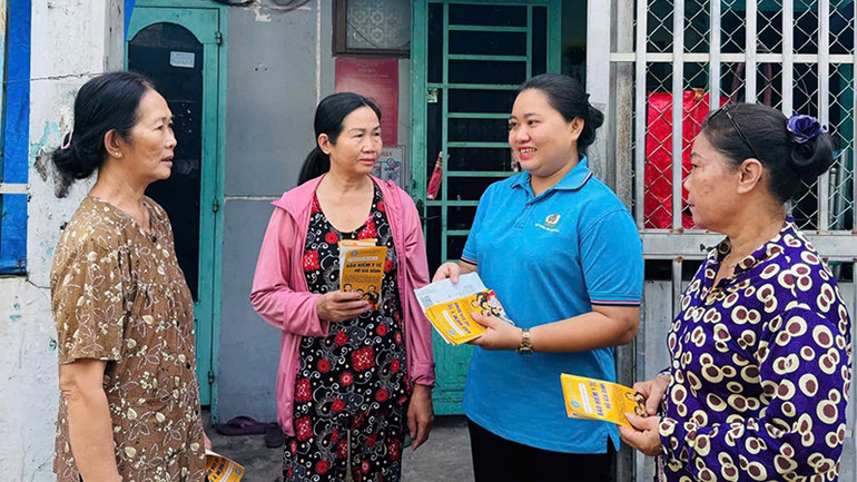 Cán bộ Bảo hiểm xã hội Thành phố Hồ Chí Minh vận động người dân tham gia bảo hiểm xã hội tự nguyện, bảo hiểm xã hội hộ gia đình. (Ảnh: HSS)