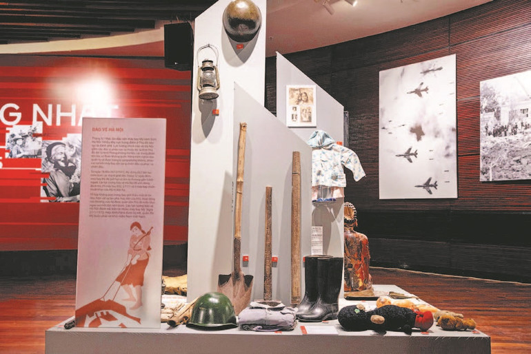 Triển lãm giới thiệu những tài liệu, hiện vật quý giá của người dân Thủ đô trong cuộc kháng chiến chống thực dân Pháp và đế quốc Mỹ xâm lược giai đoạn 1954-1975.