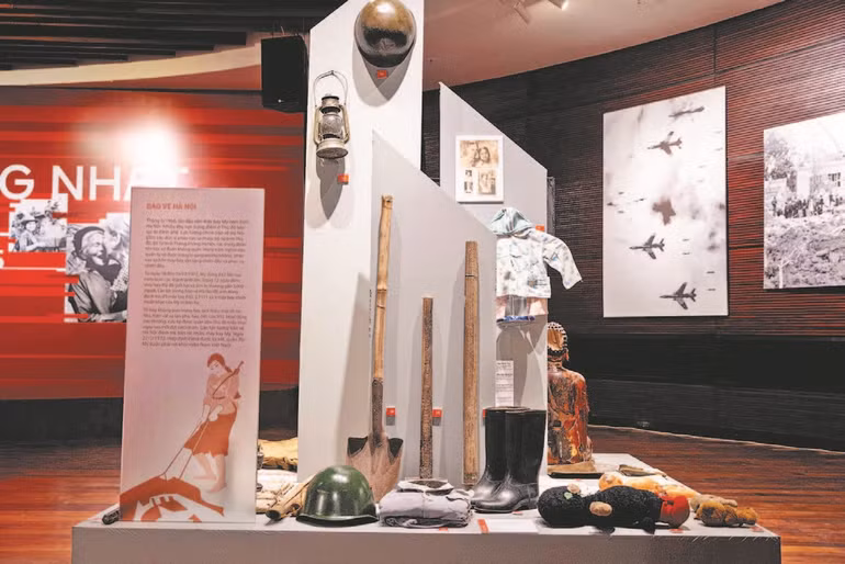 Triển lãm giới thiệu những tài liệu, hiện vật quý giá của người dân Thủ đô trong cuộc kháng chiến chống thực dân Pháp và đế quốc Mỹ xâm lược giai đoạn 1954-1975.