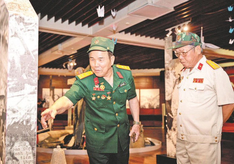 Kíp lái xe tăng 390 húc đổ cổng chính Dinh Độc Lập ngày 30/4/1975 xúc động xem lại những hình ảnh gắn với mình tại triển lãm.
