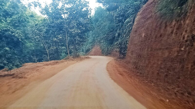 Huyện Phú Lương và tỉnh Thái Nguyên đã cơ bản khắc phục xong sạt lở giao thông, nhất là giao thông nông thôn để nhân dân đi lại, vận chuyển hàng hóa thuận lợi. Huyện Phú Lương và tỉnh Thái Nguyên đã cơ bản khắc phục xong sạt lở giao thông, nhất là giao thông nông thôn để nhân dân đi lại, vận chuyển hàng hóa thuận lợi.