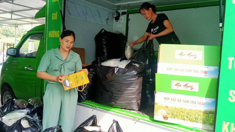 Các sản phẩm chế biến từ gạo bao thai Định Hóa được vận chuyển đi tiêu thụ ở nhiều nơi.