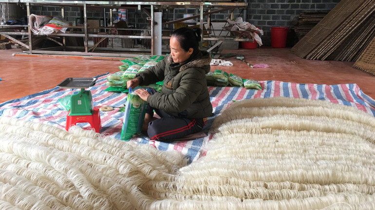 Trên địa bàn huyện Định Hóa, nhiều doanh nghiệp, hộ gia đình chế biến gạo bao thai ra nhiều sản phẩm.