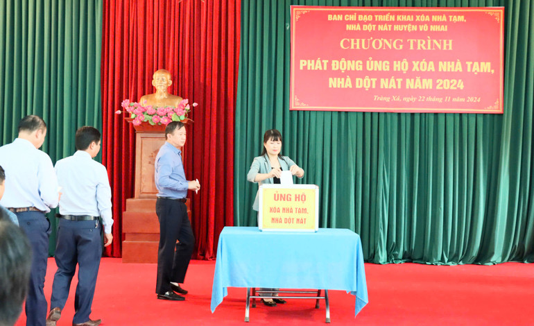 Cán bộ, công chức huyện Võ Nhai quyên góp cùng nhau xóa nhà tạm cho người dân.