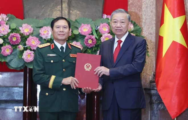 Tổng Bí thư, Chủ tịch nước Tô Lâm trao quyết định, chúc mừng Đại tướng Nguyễn Tân Cương, Ủy viên Trung ương Đảng, Uỷ viên Thường vụ Quân ủy Trung ương, Tổng Tham mưu trưởng Quân đội nhân dân Việt Nam, Thứ trưởng Quốc phòng. (Ảnh: TTXVN)