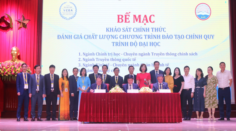 Ký biên bản hoàn thành đợt khảo sát chính thức