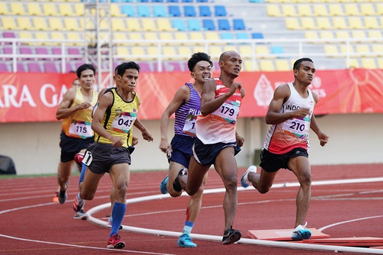 Chung kết chạy tiếp sức 4x400m nam hạng thương tật T46/T47 tại ASEAN Para Games 11 với chiến thắng thuộc về đội Indonesia (hai VĐV ngoài cùng bên phải). Chung kết chạy tiếp sức 4x400m nam hạng thương tật T46/T47 tại ASEAN Para Games 11 với chiến thắng thuộc về đội Indonesia (hai VĐV ngoài cùng bên phải).