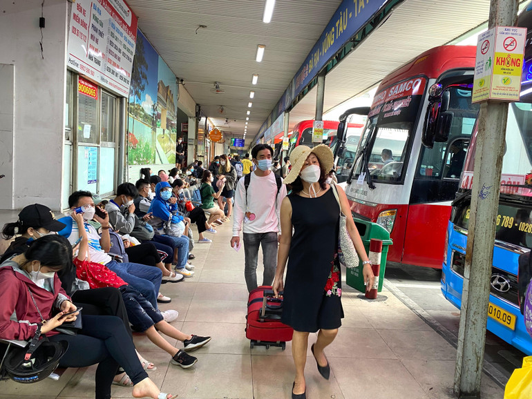 Hành khách đi các tuyến xe ở Bến xe Miền Đông, TP Hồ Chí Minh. (Ảnh QUÝ HIỀN)