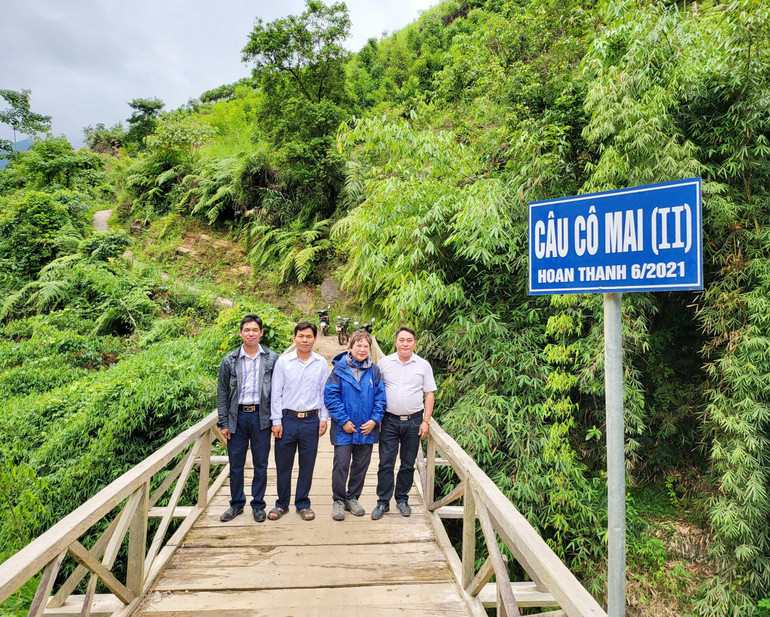 Bà Ngọc Mai bên chiếc cầu gỗ do bà tài trợ xây dựng ở thôn Đề Chơ, xã Làng Nhì, huyện Trạm Tấu, tỉnh Yên Bái.