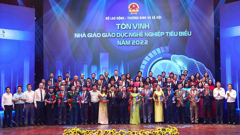 Tôn vinh nhà giáo giáo dục nghề nghiệp tiêu biểu năm 2022. (Ảnh: Molisa)