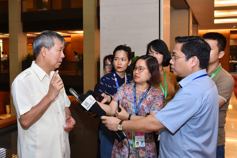 Đại biểu Quốc hội thành phố Hà Nội Nguyễn Anh Trí trả lời phỏng vấn các cơ quan thông tấn, báo chí bên lề phiên họp ngày 21/5.