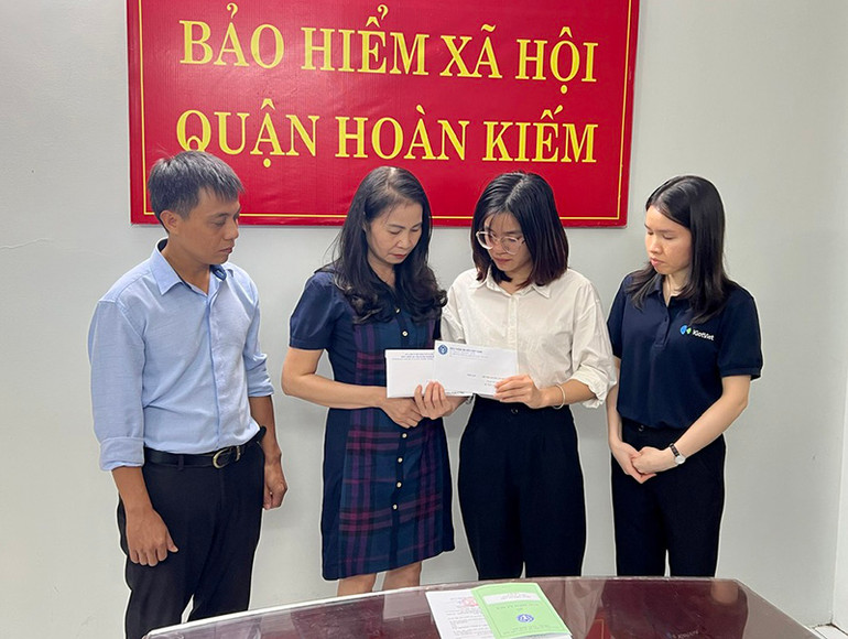 Bảo hiểm xã hội quận Hoàn Kiếm phối hợp doanh nghiệp lập hồ sơ, thanh toán chế độ bảo hiểm xã hội và và trao tiền hỗ trợ tới gia đình nạn nhân của vụ cháy chung cư mini trên địa bàn quận. (Ảnh: Khánh Duy)