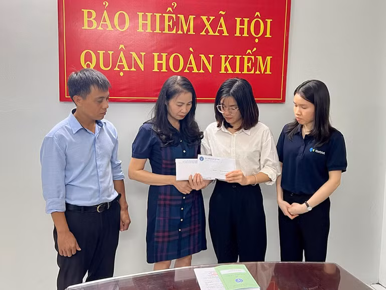 Bảo hiểm xã hội quận Hoàn Kiếm phối hợp doanh nghiệp lập hồ sơ, thanh toán chế độ bảo hiểm xã hội và và trao tiền hỗ trợ tới gia đình nạn nhân của vụ cháy chung cư mini trên địa bàn quận. (Ảnh: Khánh Duy) Bảo hiểm xã hội quận Hoàn Kiếm phối hợp doanh nghiệp lập hồ sơ, thanh toán chế độ bảo hiểm xã hội và và trao tiền hỗ trợ tới gia đình nạn nhân của vụ cháy chung cư mini trên địa bàn quận. (Ảnh: Khánh Duy)