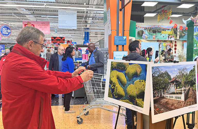 Người dân địa phương có dịp tìm hiểu các di sản của Việt Nam tại siêu thị Carrefour, một trong những trung tâm thương mại lớn nhất thuộc thành phố vệ tinh Collégien của thủ đô Paris. (Ảnh: KHẢI HOÀN)