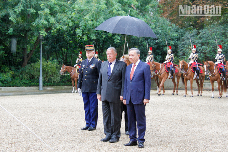 Tổng Bí thư, Chủ tịch nước Tô Lâm và Chủ tịch Thượng viện Gerard Larcher duyệt đội danh dự tại lễ đón được tổ chức trọng thể ở Thượng viện Pháp. (Ảnh: MINH DUY)