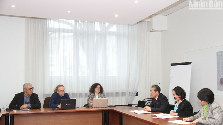 Đoàn Ban Dân nguyện làm việc với lãnh đạo thành phố Montreuil. (Ảnh: KHẢI HOÀN)