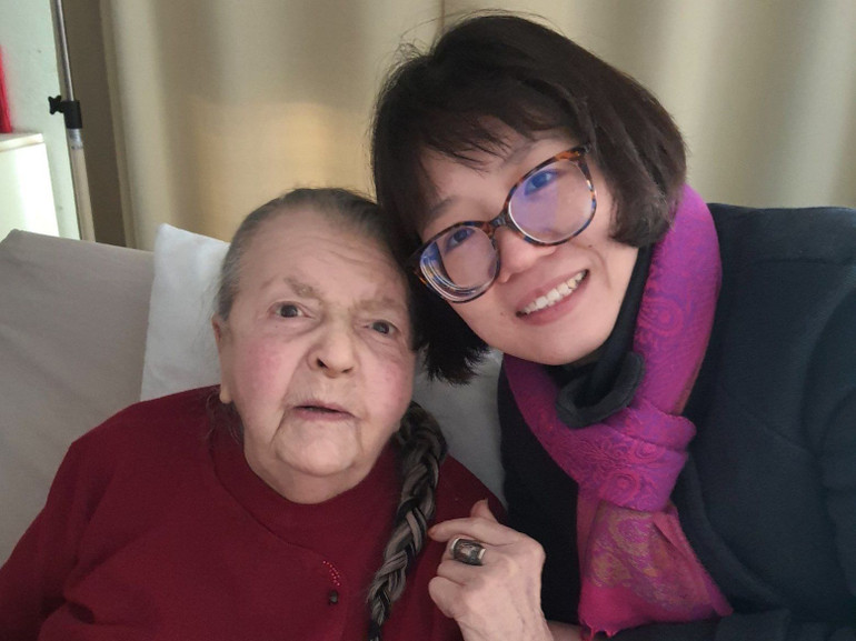 Chị Trần Thu Hoàn được gặp bà Madeleine Riffaud vào tháng 1/2024. Chị Trần Thu Hoàn được gặp bà Madeleine Riffaud vào tháng 1/2024.