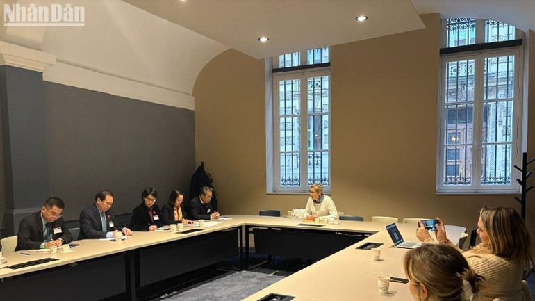 Bà Anne Le Hénanff, Chủ tịch Nhóm Hữu nghị Pháp-Việt tại Hạ viện tiếp Đoàn Ban Dân nguyện. (Ảnh: MINH DUY)