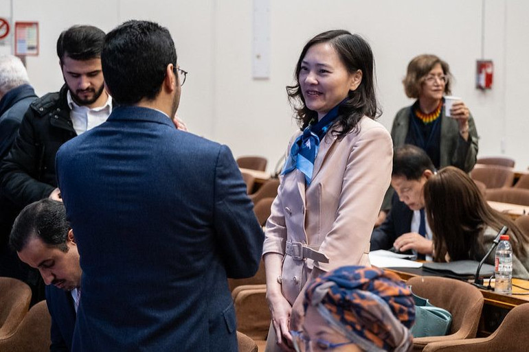 Đại sứ, Trưởng Phái đoàn thường trực Việt Nam bên cạnh UNESCO Nguyễn Thị Vân Anh trao đổi với đại biểu quốc tế. (Ảnh: UNESCO/Sacha HERON)