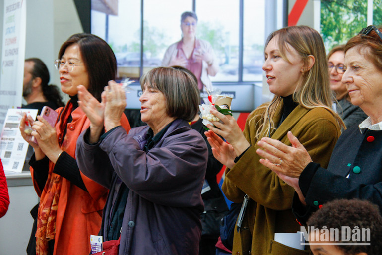 Khách tham quan dành những tràng pháo tay không ngớt cho các tiết mục biểu diễn văn hóa đặc sắc của Việt Nam. (Ảnh: MINH DUY)