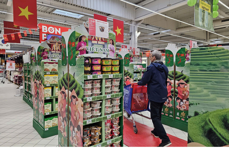 Người tiêu dùng ở Pháp ngày càng ưa chuộng sản phẩm Việt Nam vì chất lượng tốt và mẫu mã đẹp. (Ảnh: MINH DUY)