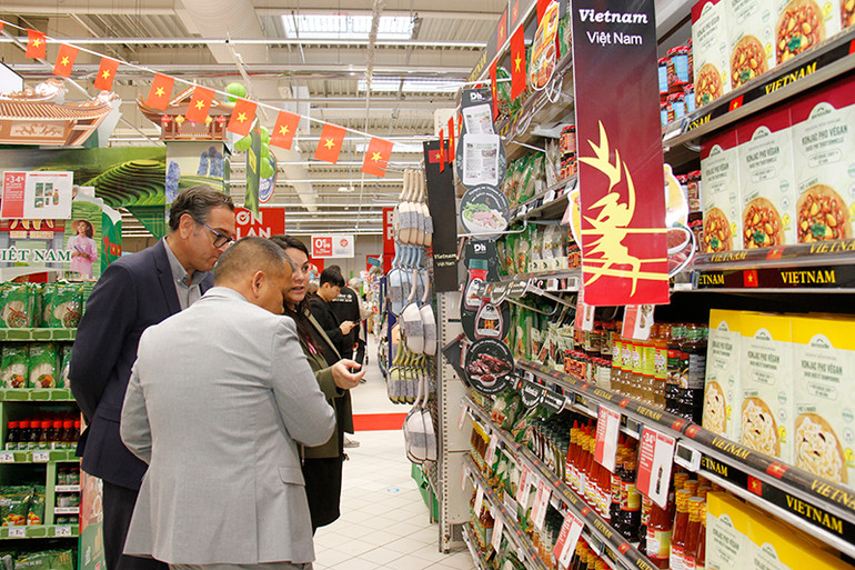Các nhà phân phối địa phương rất quan tâm tới hàng VIệt Nam. (Ảnh: KHẢI HOÀN)