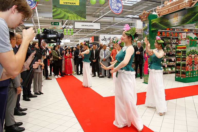 Các hoạt động văn hóa trong các tuần hàng, như trình diễn nghệ thuật, triển lãm tranh, hay nếm thử ẩm thực Việt Nam, không chỉ giúp quảng bá sản phẩm mà còn tăng cường sự kết nối văn hóa, làm sâu sắc thêm sự nhận diện và thiện cảm của người tiêu dùng quốc tế với văn hóa Việt Nam. (Ảnh: KHẢI HOÀN)