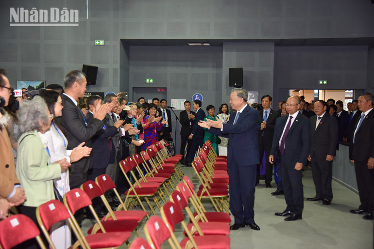 Cán bộ, nhân viên các cơ quan đại diện và cộng đồng người Việt vui mừng chào đón Tổng Bí thư, Chủ tịch nước Tô Lâm. (Ảnh: MINH DUY)