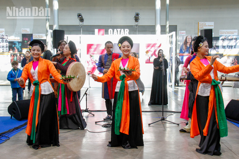 Trình diễn Quan họ Bắc Ninh, được UNESCO công nhận là Di sản văn hóa phi vật thể đại diện của nhân loại năm 2009. (Ảnh: KHẢI HOÀN)