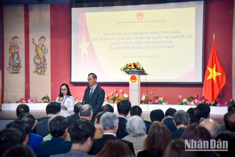 Ông Vương Hữu Nhân khẳng định: Cộng đồng người Việt Nam tại Pháp luôn phát huy truyền thống yêu nước, hướng về quê hương, đất nước. (Ảnh: XUÂN KỲ)