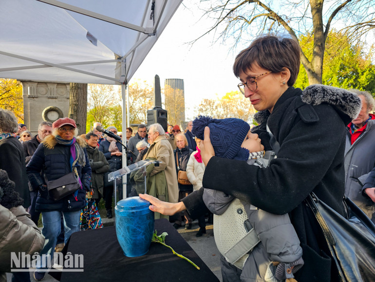 Nhiều người không ngăn được nước mắt tiếc thương Madeleine Riffaud, nữ kháng chiến chống phát-xít trẻ nhất của nước Pháp, nhà báo gạo cội, nhà văn của đời thường, công dân Pháp mẫu mực. Nhiều người không ngăn được nước mắt tiếc thương Madeleine Riffaud, nữ kháng chiến chống phát-xít trẻ nhất của nước Pháp, nhà báo gạo cội, nhà văn của đời thường, công dân Pháp mẫu mực.