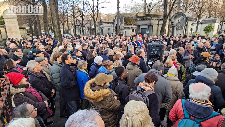 Rất đông bạn bè Pháp và các thế hệ người Việt đến tiễn biệt Madeleine Riffaud. Rất đông bạn bè Pháp và các thế hệ người Việt đến tiễn biệt Madeleine Riffaud.