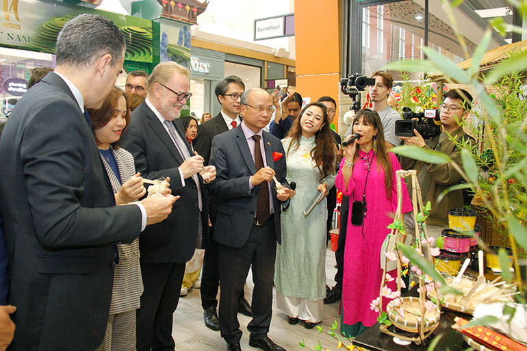 Đại sứ Đinh Toàn Thắng cùng lãnh địa chính quyền địa phương và doanh nghiệp Pháp thưởng thức các đặc sản Việt Nam. (Ảnh: KHẢI HOÀN)