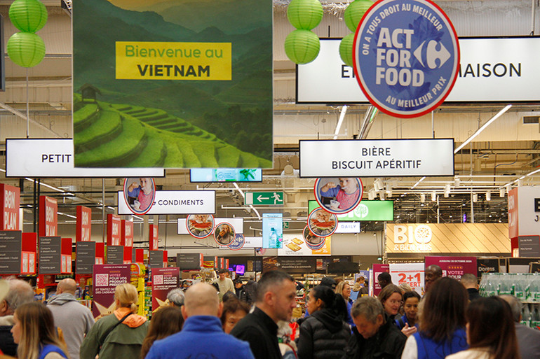 Dòng chữ '"Chào mừng đến với Việt Nam" đã góp phần tạo nên không khí mua bán sôi động tại Khu hàng hóa châu Á, nơi có thêm nhiều sản phẩm Việt Nam. (Ảnh: MINH DUY)