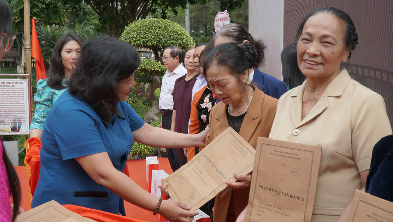 Thân nhân xúc động khi nhận kỷ vật.