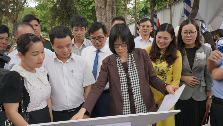 Bà Nguyễn Thị Thanh Lịch, Phó Chủ tịch ủy ban nhân dân tỉnh Gia Lai tham quan triển lãm.