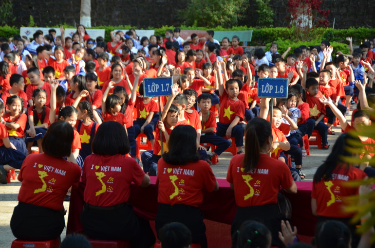 Học sinh hào hứng tham gia các hoạt động tìm hiểu về lịch sử truyền thống.