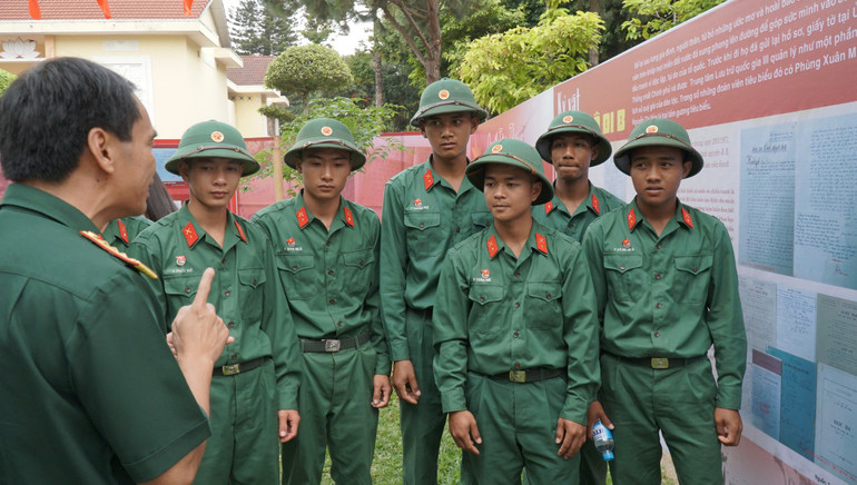 Cán bộ đi B kể về quá trình sống chiến đấu, lao động và học tập.