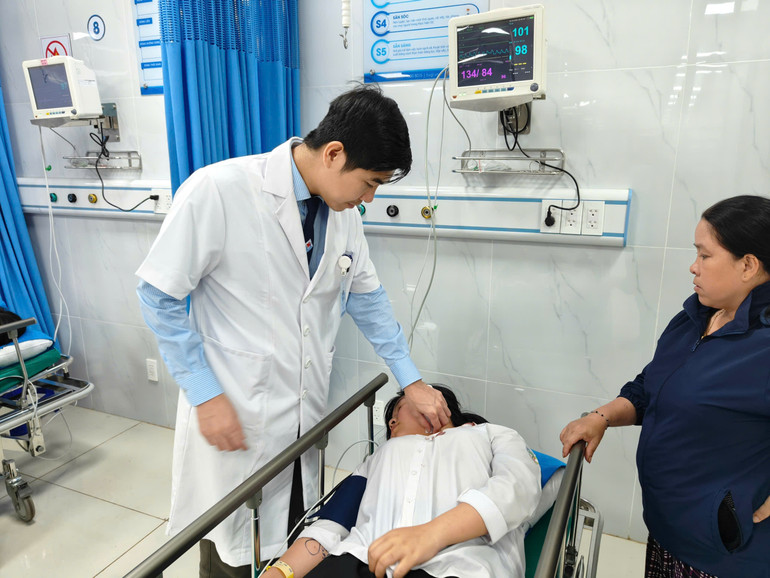 Sức khỏe 14 em học sinh và tài xế đang ở Bệnh viện Hùng Vương Gia Lai cơ bản ổn định.