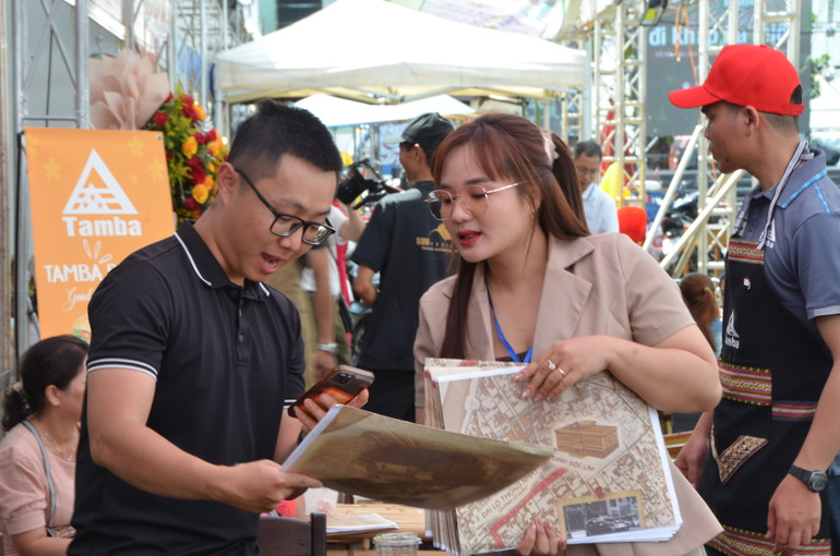 Độc giả trải nghiệm công nghệ thực tế ảo.