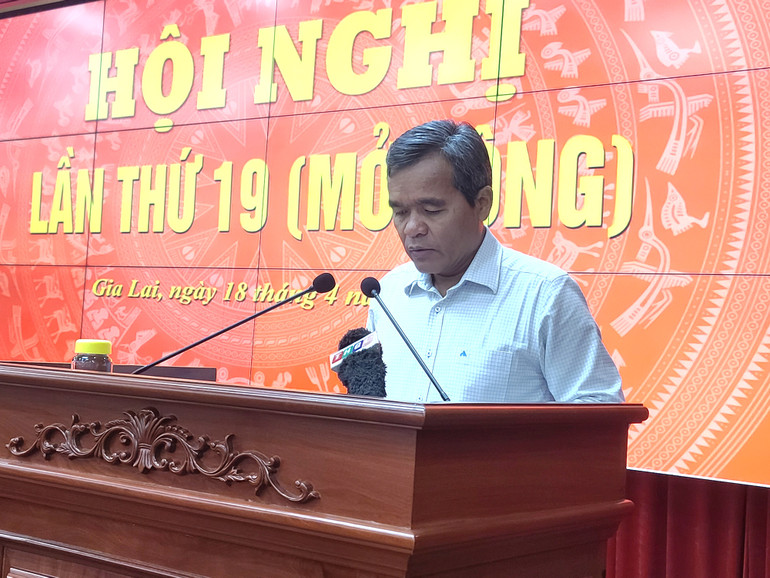 Đồng chí Hồ Văn Niên, Ủy viên Trung ương Đảng, Bí thư Tỉnh ủy Gia Lai phát biểu chỉ đạo Hội nghị.