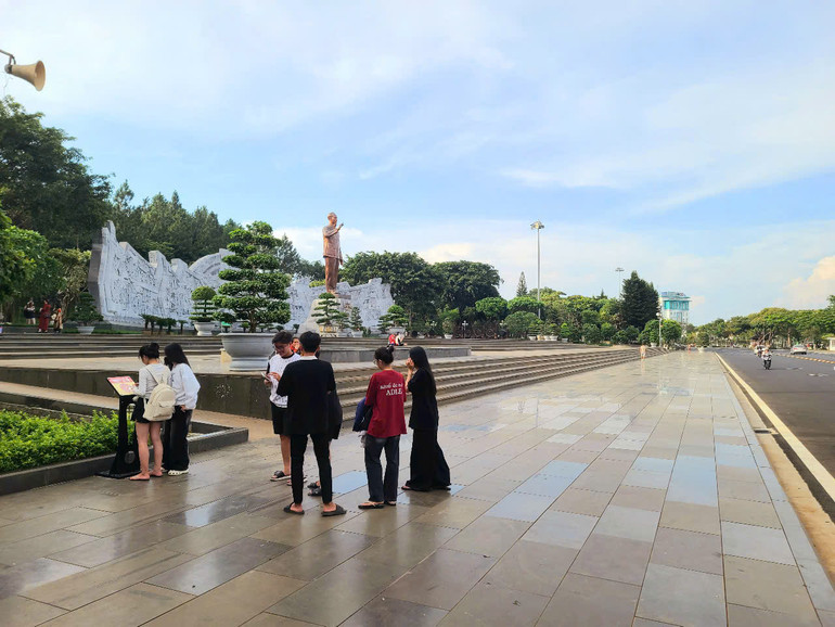 Người dân, du khách hào hứng trải nghiệm check-in. Người dân, du khách hào hứng trải nghiệm check-in.