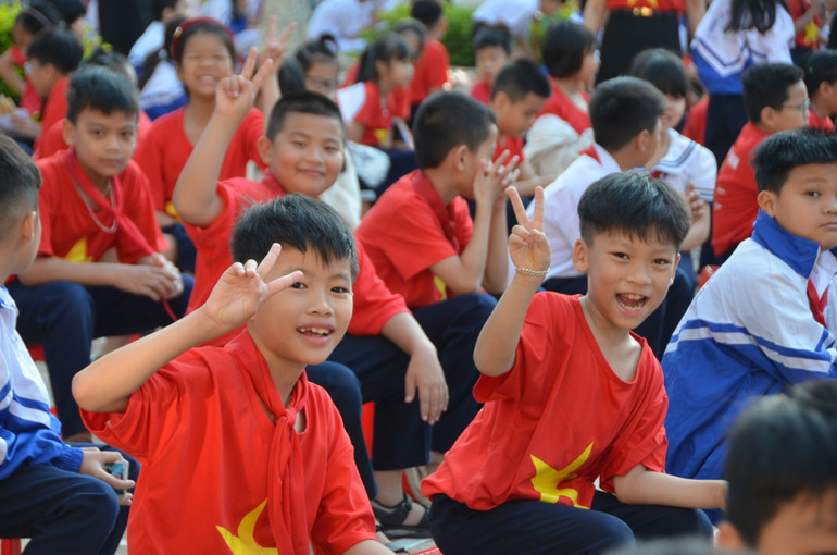 Rộn ràng vui cùng ngày hội non sông.