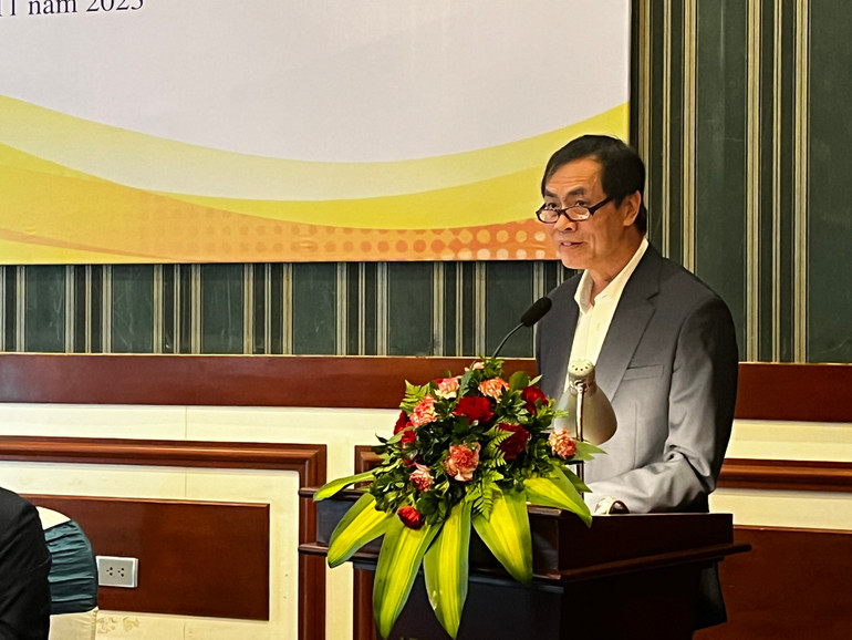 Nhà thơ Trần Hữu Việt trình bày chuyên đề.