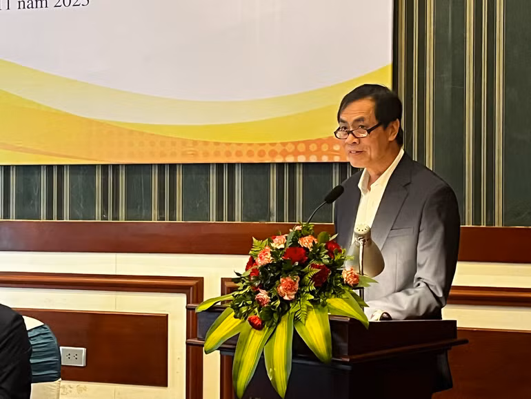 Nhà thơ Trần Hữu Việt trình bày chuyên đề.