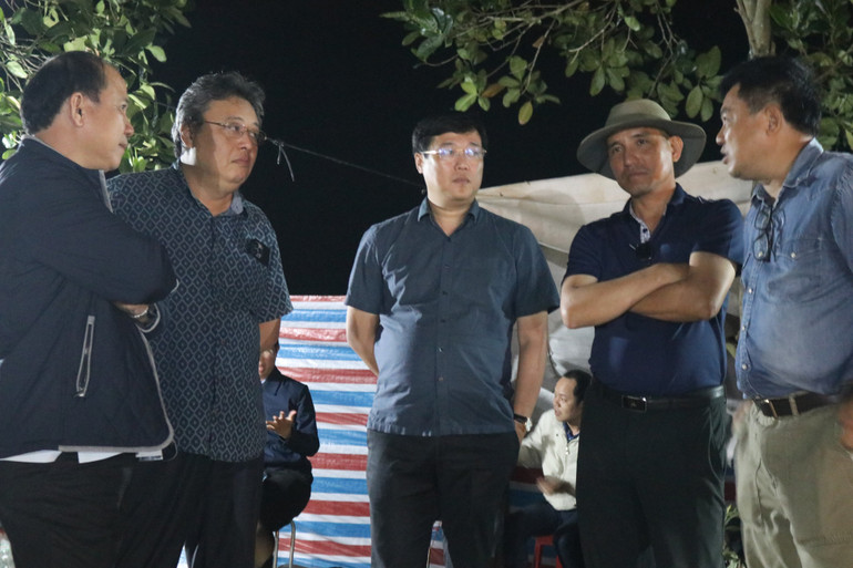 Đồng chí Lê Quốc Phong, Ủy viên trung ương Đảng, Bí thư Tỉnh ủy Đồng Tháp (đứng giữa) theo dõi việc cứu nạn ở khu vực hiện trường.